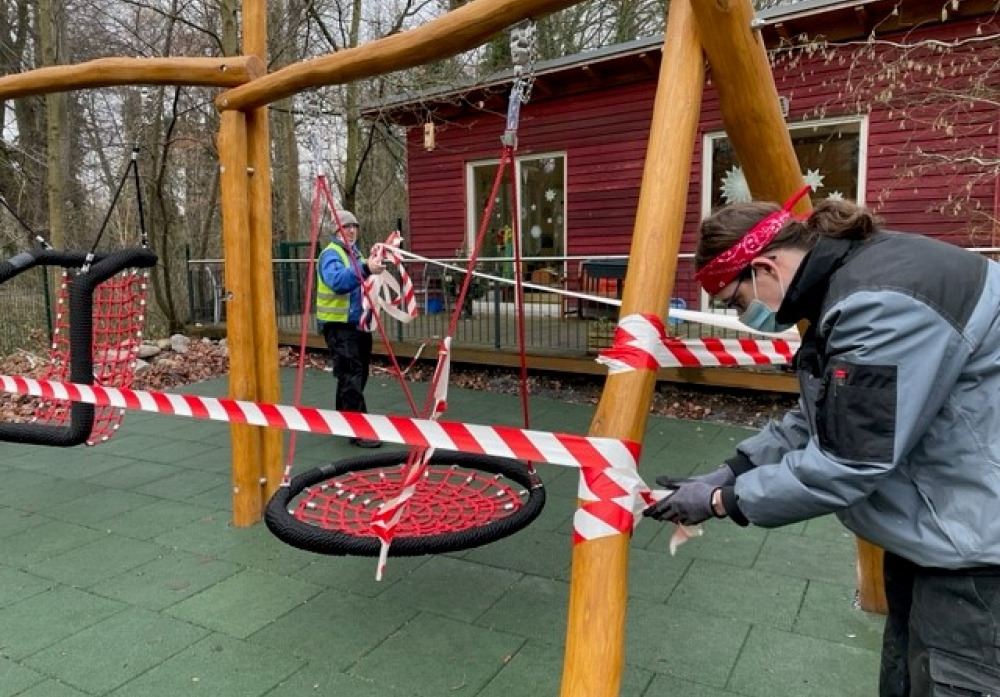 Die neue Schaukelanlage wird von den Absperrbändern befreit ...