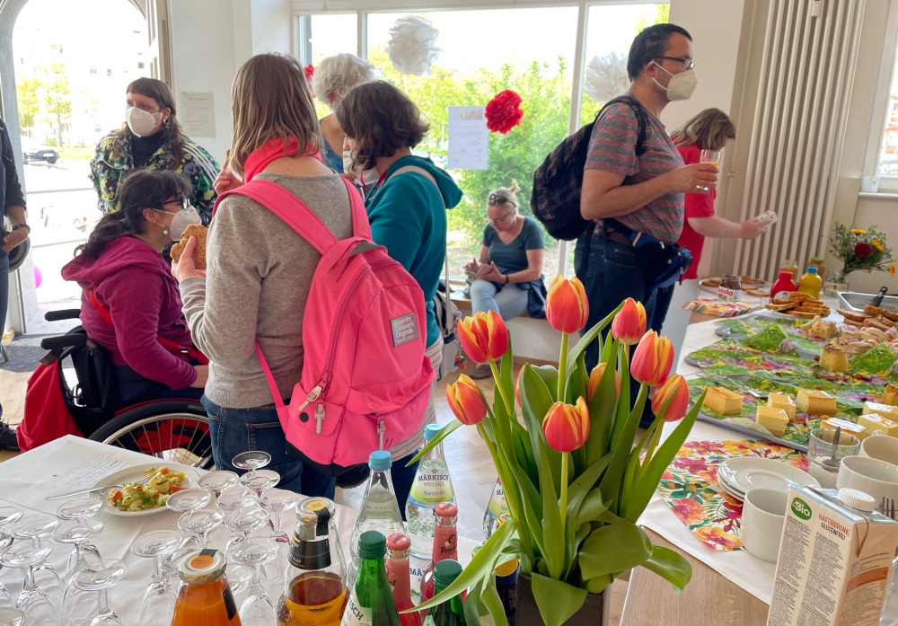 Tulpen und Gäste am Buffet