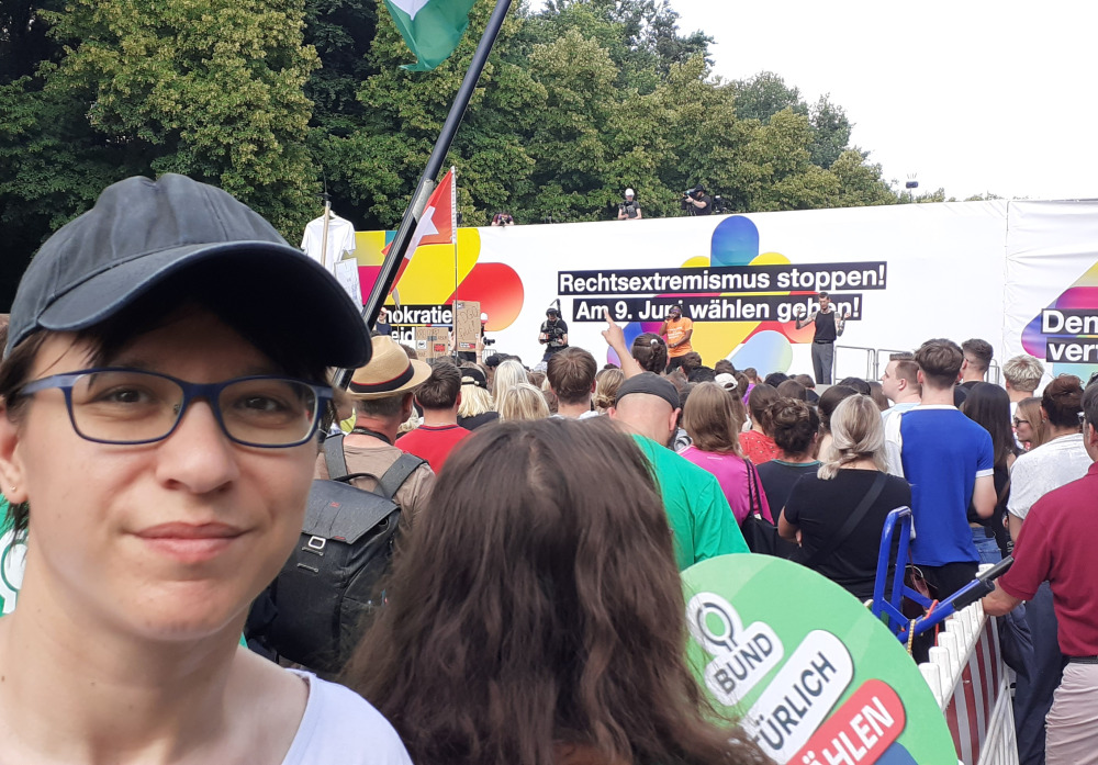 Annegret demonstriert gegen Rechts