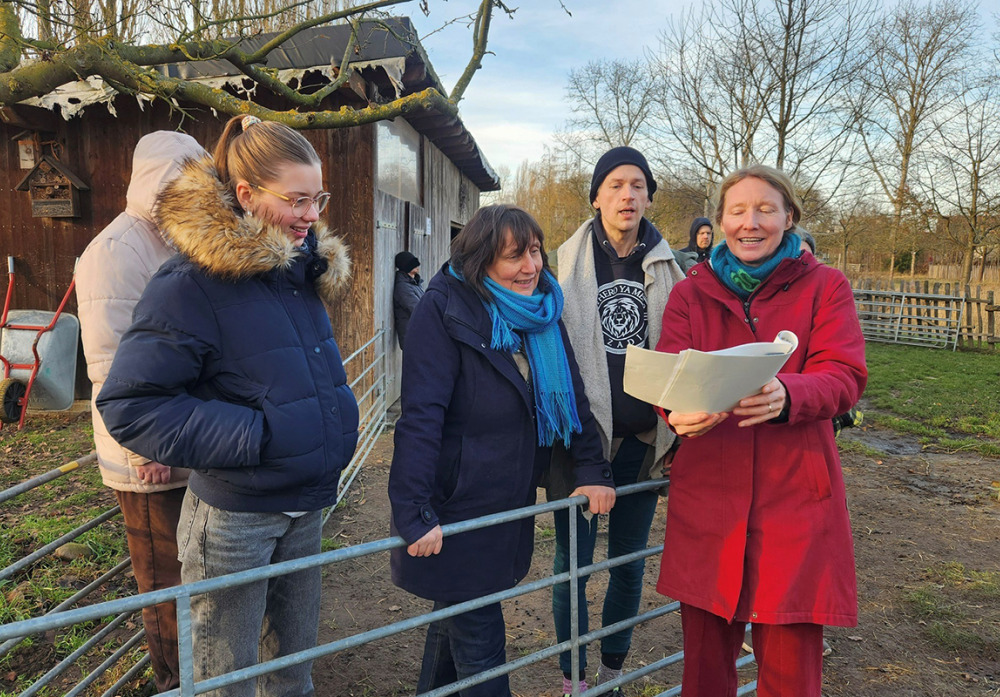 Weihnachtliches Singen für die Schafe in Blankenfelde